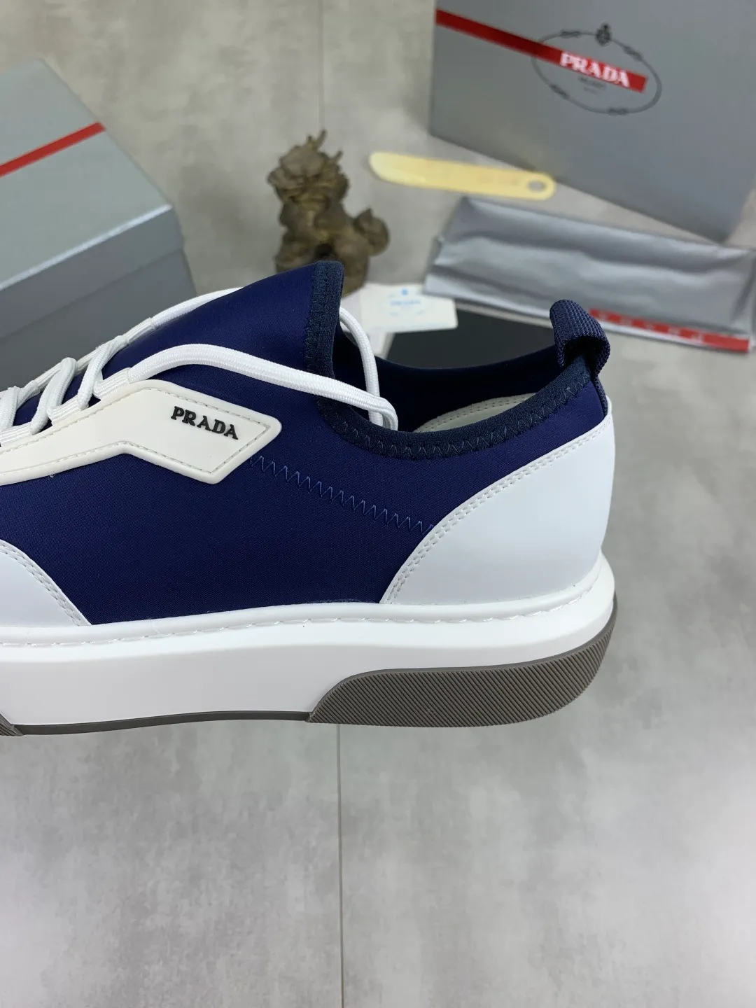 Men's shoes 💰P560💰[New style] popular models are on the official website, 🆘 Trendy brand (Prada) mainly promotes popular models, avant-garde and versatile fashion men's shoes private version mold opening, cowhide surface splicing 1:1.. Fashionable and simple, original imported cowhide lining cowhide feet; the atmosphere and personality are more fashionable, eye-catching and pursuing class. It will subvert the old idea and be a must-have for fashionistas with you! Must keep it for yourself! Tall and comfortable, large and low, high-end quality workmanship. Size: 38-44 3️⃣colors available.